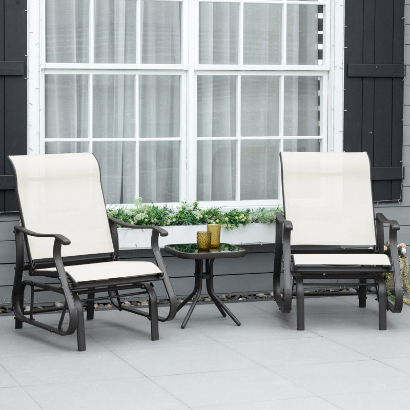 3 balançoires d'extérieur dans un cadre en acier blanc crème, une table en verre trempé pour la terrasse, une cour de détente avec une construction crémeuse de patio, un jardin, une cour, une pelouse