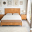 Ensemble de chambre à coucher en bois 3 pièces avec lit et tables de chevet, élégant design cannelé ondulé-1619368051