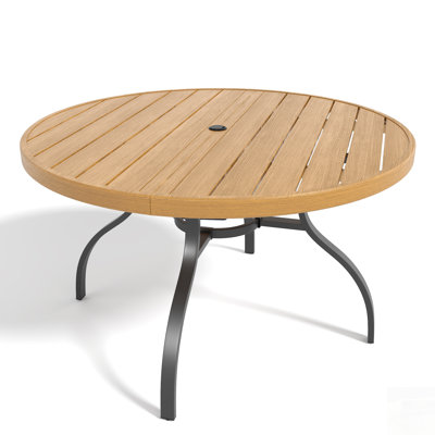 Table de patio ronde à lattes en faux bois avec trou pour parasol, plateau en grain réaliste et pieds en fer résistant à la rouille pour les repas en plein air
