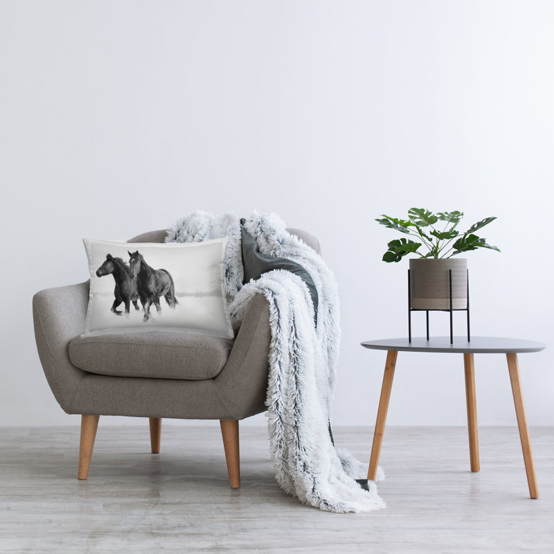 Coussin décoratif galopant Winter Horses, imprimé par Amy Carroll