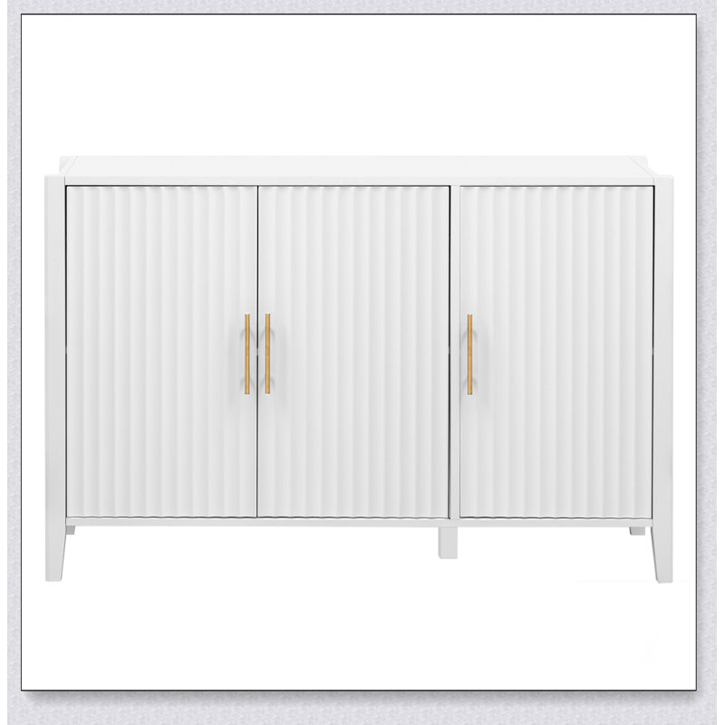 Armoire de rangement à trois portes en vedette avec poignées en métal, adaptée aux couloirs