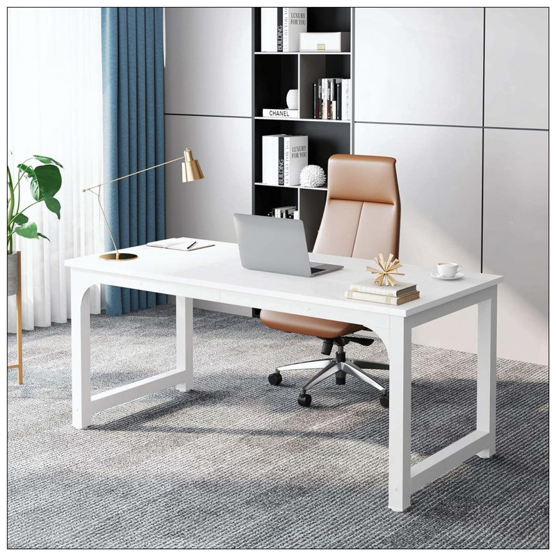 Grand poste de travail d'ordinateur de bureau moderne blanc
