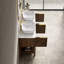 Meuble-lavabo de salle de bain 60 po Indigo, armoire de rangement autoportante en contreplaqué avec 4 portes rayées diagonales et tablette ouverte, 2 lavabos en marbre blanc Volakas et plateau en pierre frittée blanc de Carrare, grain de bois noyer foncé