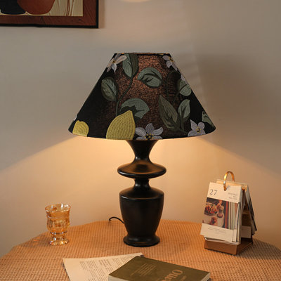 Petite lampe de table moderne en bois massif noir et métal avec abat-jour en lin pour le salon de la chambre à coucher, ampoule incluse