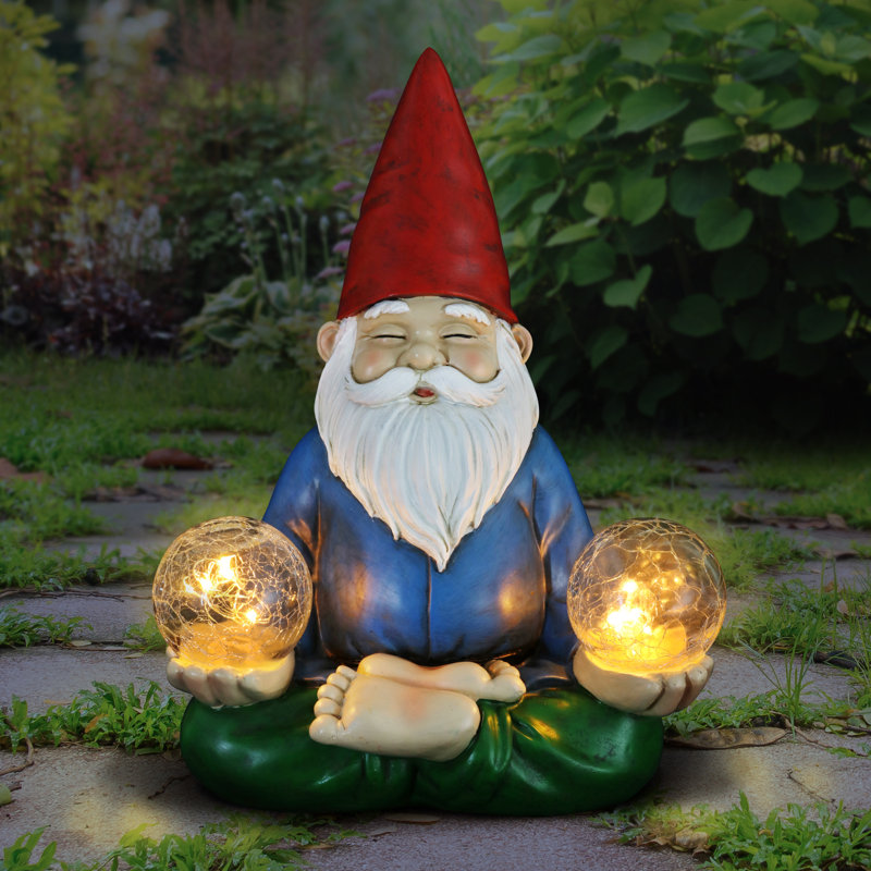 Statue solaire gnome tenant deux boules craquelées