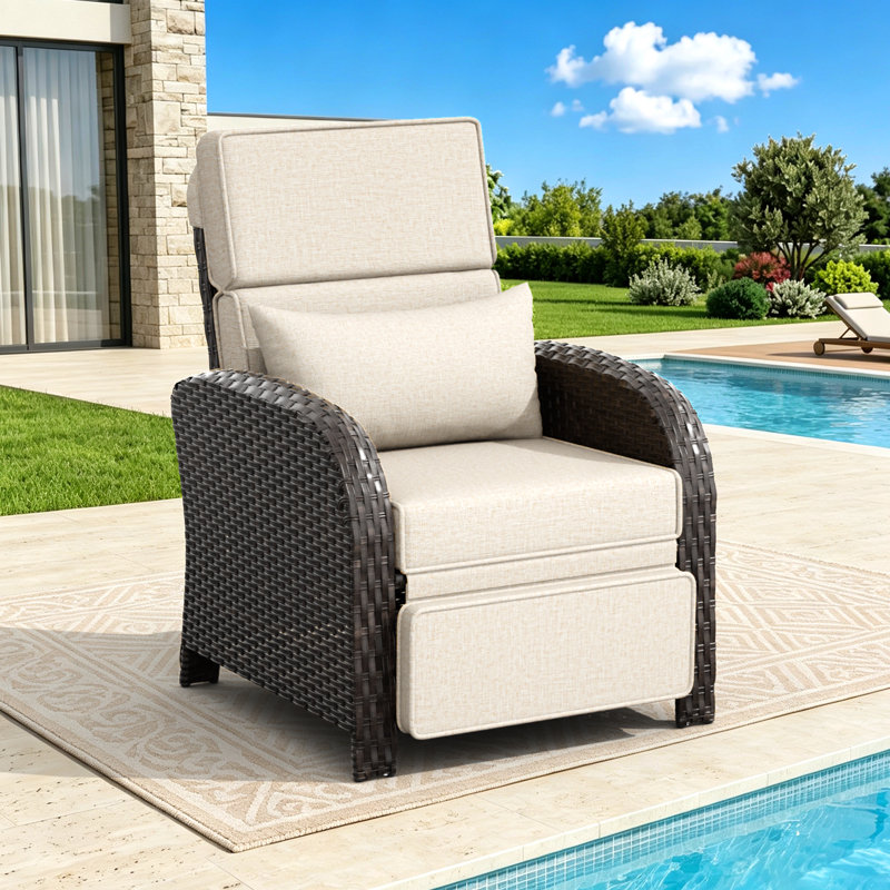 Fauteuil inclinable d'extérieur Sylwen en résine tressée avec dossier réglable et repose-pieds intégré, fauteuil de jardin résistant aux intempéries avec coussins épais amovibles