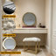 Tabouret de coiffeuse minimaliste moderne en fausse fourrure blanche avec structure en métal doré et miroir rond HD à base rose