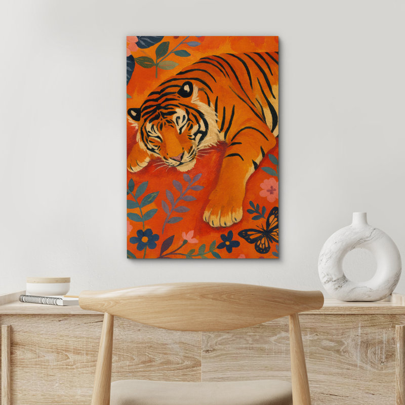 «Vibrant Tiger», reposant parmi des éléments floraux sur fond orange chaleureux - reproduction d'art sur toile encadrée