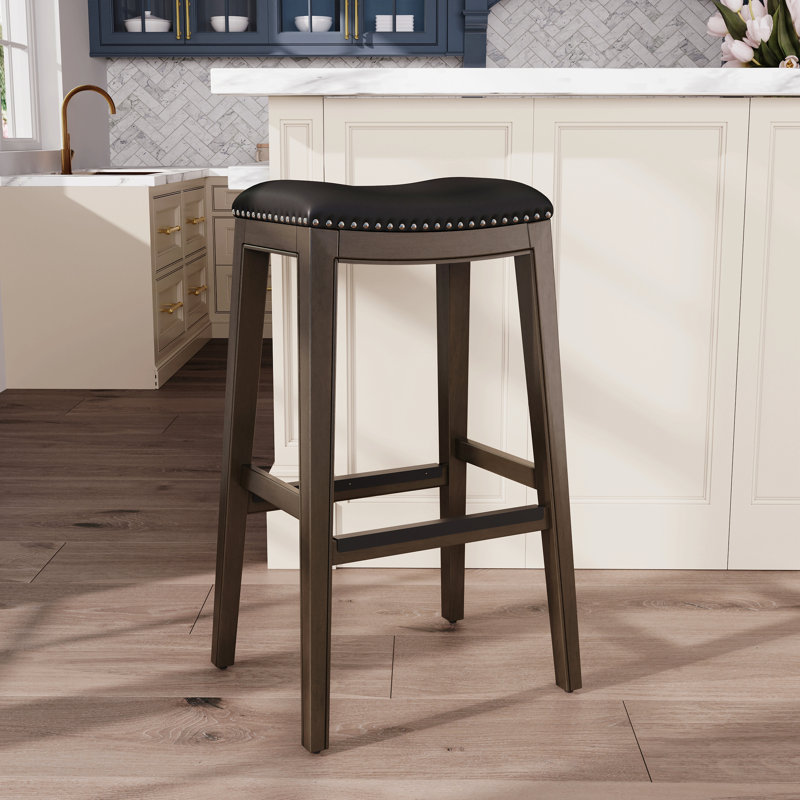 Tabouret de bar de 30 po de hauteur, finition gris patiné, siège en cuir noir, Siège noir / cadre gris