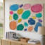 La toile crée une œuvre d'art abstraite vibrante avec une variété d'art mural coloré de formes irrégulières éparpillées sur une douce toile beige clair-505814547