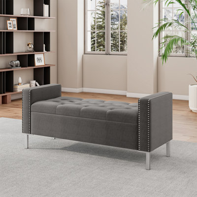 Banc repose-pieds carré avec accoudoirs carrés et garniture cloutée en velours moelleux gris anthracite