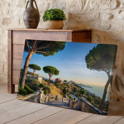 Toile, paysage serein représentant une vue panoramique de ruines antiques, art mural et verdure encadrée par de grands pins majestueux, art mural sur toile
