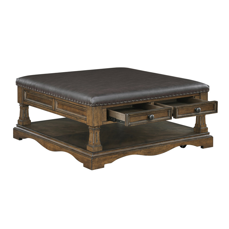 Table basse traditionnelle brune avec 4 tiroirs de rangement, une tablette ouverte et facile à déplacer pour un espace de vie pratique. Plateau rembourré de couleur café.