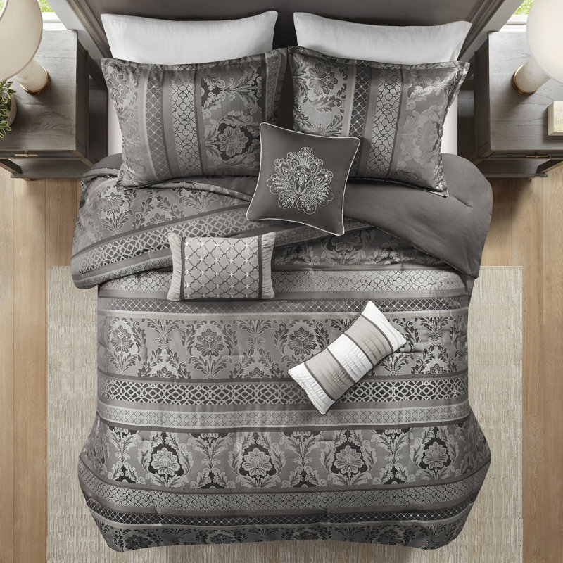 Grande chambre grise - 7 pièces avec édredon en tissu et détails décoratifs, Gris