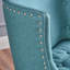 Chaise en tissu bleu sarcelle foncé avec des éléments de design moderne, des coutures gaufrées à boutons et des détails cloutés attrayants, l 27,68 po x P 27,94 po, H 31,38 po, attrait occasionnel, garniture charmante à boutons, l 28 po x P 28,5 po-2028913485