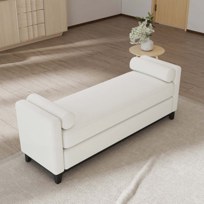 Banc rembourré en molleton Sherpa avec pieds en bois massif et traversins pour une assise confortable