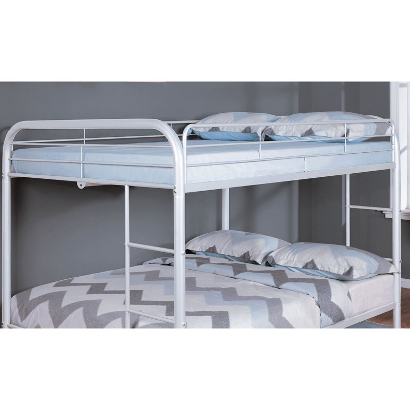Lit double superposé au dessus d'un lit double en métal avec une élégance de chambre contemporaine blanche et angulaire pour plus de polyvalence