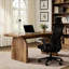 Table d'ordinateur spacieuse en bois brun au look moderne et facile à assembler, idéale pour les environnements de bureau.