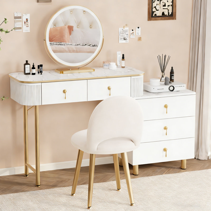 Ce bureau de maquillage avec miroir et lumières comprend également un élégant tabouret de coiffeuse assorti., Blanc