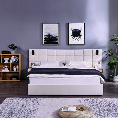 Lit en velours beige très grand avec rangement hydraulique, 2 tablettes latérales, lampes de lecture et lampes plateforme robustes pour l'ambiance de la chambre à coucher