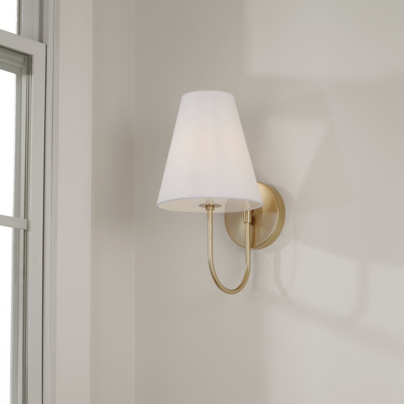 Applique murale 1 lumière en laiton mat 7,50 "x H 14" avec abat-jour en tissu blanc effilé et diffuseur en verre