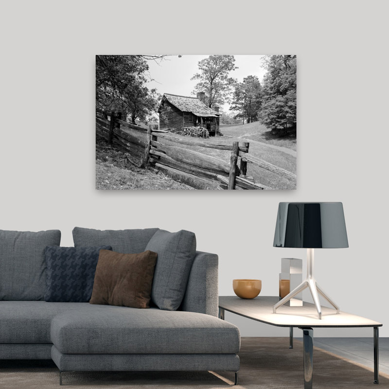 Maison de campagne rustique en bois rond des années 1880 derrière une clôture de poteau dans les montagnes Blue Ridge