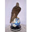 Statue aigle chauve debout sur un globe bleu Hawkinsville Taille du bronze: 17 po x 9 po x H 23 po