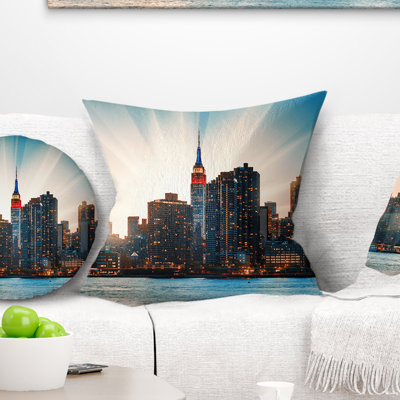 «Manhattan Skyline at Bright Sunset» - coussin décoratif imprimé paysage urbain
