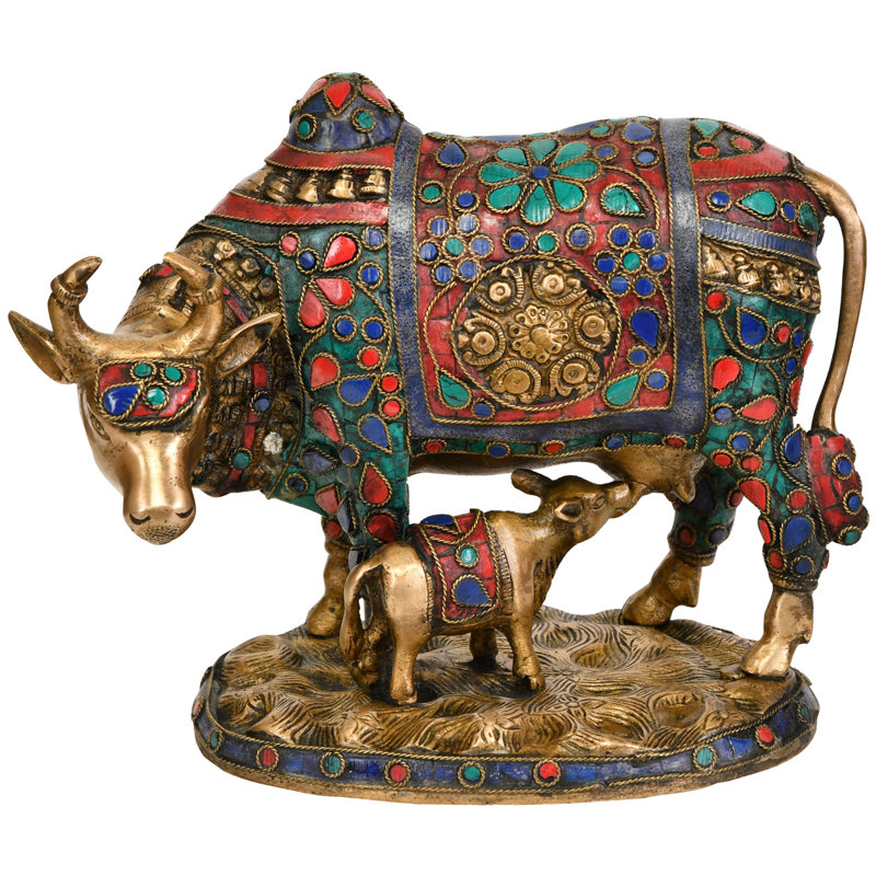Mère vache nourrissant son veau