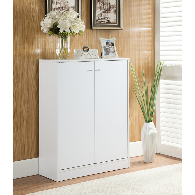 Armoire à chaussures / rangement à deux portes et cinq tablettes en blanc