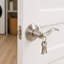 Porte intérieure 5 panneaux avec cadre en MDF blanc avec charnières et poignée verrouillable-125132384-125132389