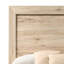 Grand lit naturel pour une ambiance de chambre à coucher tranquille avec tête de lit à panneau et mécanisme de glissière en métal