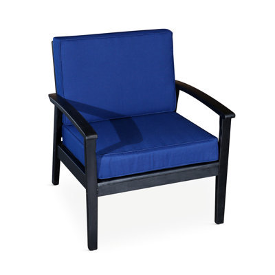 Chaise en eucalyptus avec coussins bleu marine pour l'extérieur, un espace de vie paisible