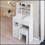 Ensemble de coiffeuse compact et pratique avec tabouret rembourré et plusieurs couches de rangement pour les petits espaces-1742027423