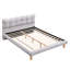 Confortable lit double gris avec tête de lit distinctive en forme de biscuit et structure stable en chenille
