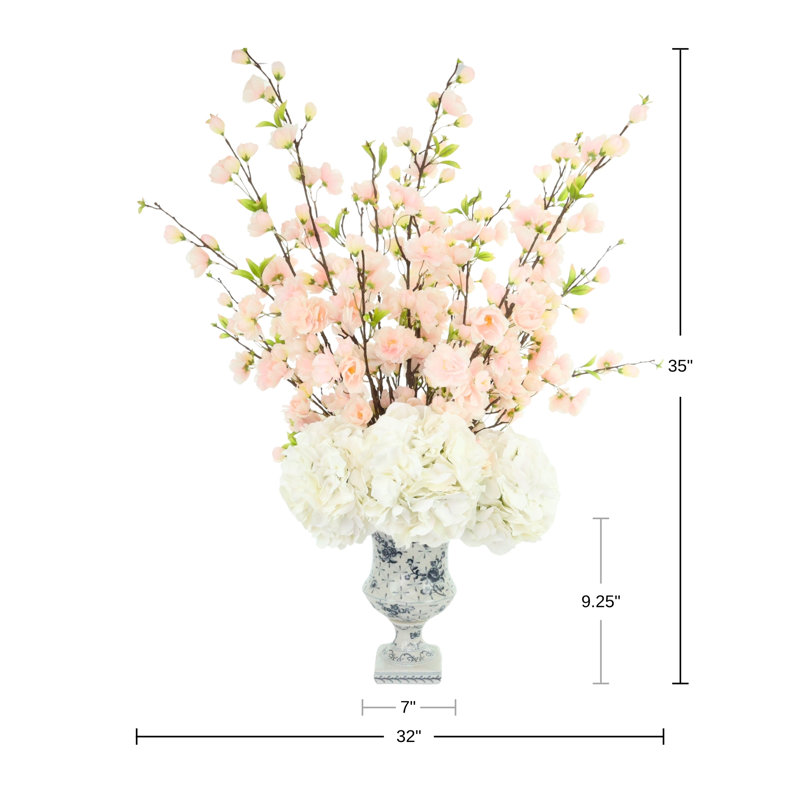 Arrangement de fleurs de cerisier et d'hortensias dans un vase en céramique