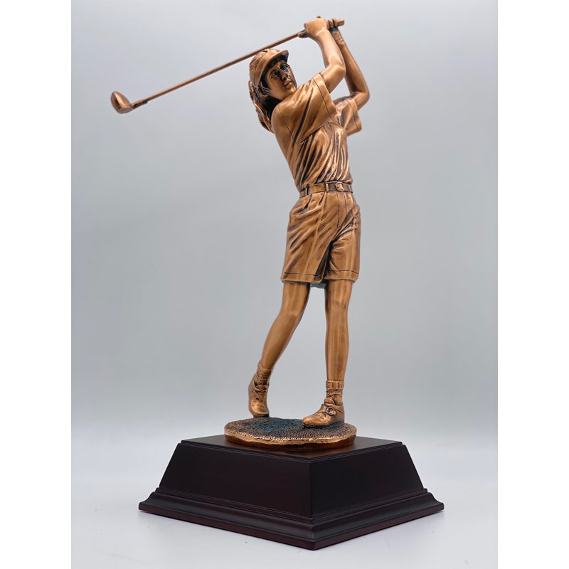 Femme golfeuse en pleine balançoire
