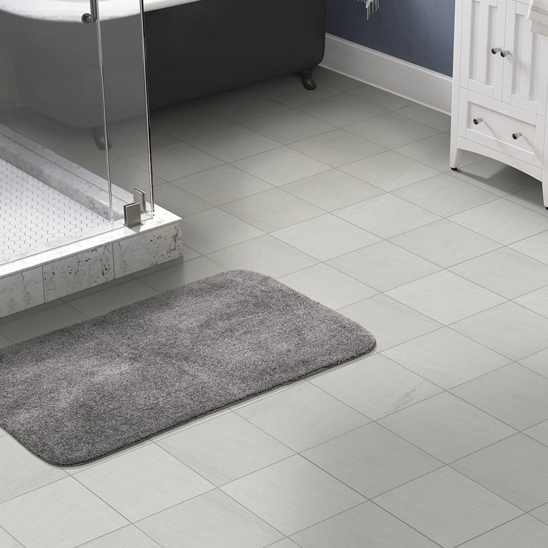 Tapis de bain antidérapant en nylon doux Mccluney, L 30 po x L 50 po, Gris moyen