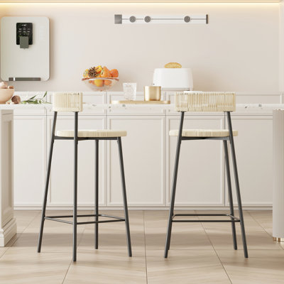 2 tabourets de comptoir en corde de papier tissés à la main. Style Chaises de bar pour appartement. Structure en métal noir, siège blanc crème. Et fonctionnelle à la maison. Polyvalent. Facile à installer