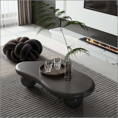 Table basse en forme de nuage avec 3 pieds sphériques