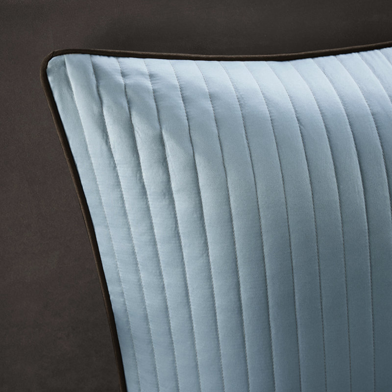 Literie 12 pièces pour lit King Size. Draps en coton bleu/marron. Comprend une couette, des taies d'oreiller, des coussins décoratifs et un cache-sommier. Lit King Size raffiné et élégant.