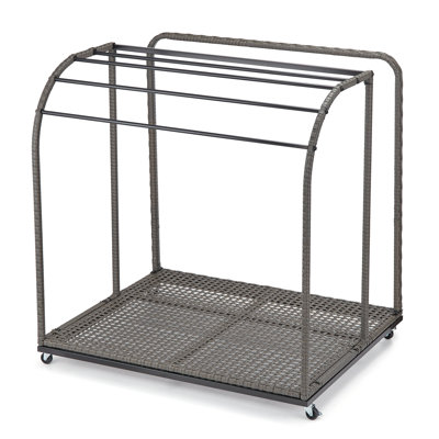 Porte-serviettes 37 po gris avec fond en rotin et porte-serviettes autoportant au bord de la piscine