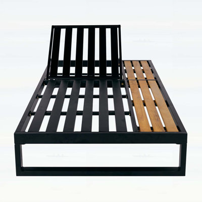 Structure de chaise longue d'extérieur en fer noir et teck avec capacité de poids de 400 lb, dossier réglable à 5 positions et rangement latéral pour terrasse