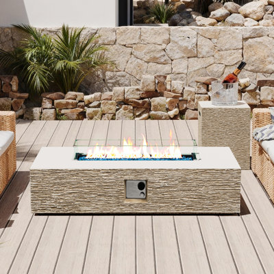 Table de foyer d'extérieur au propane en béton de 50 000 BTU avec couvercle de réservoir et pare-vent en verre de 56 po BTU