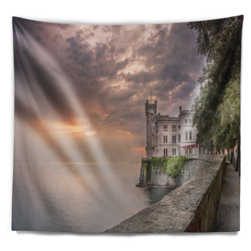 Paysage, tapisserie du château de Miramare au coucher du soleil, H 32 po x l 39 po