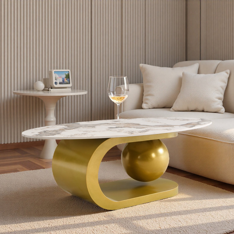 Table basse ovale avec motif en marbre fritté et base en acier inoxydable doré