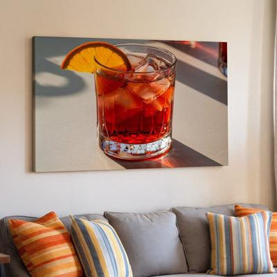 "Toile", un verre de cocktail magnifiquement rendu rempli d'un art mural rouge vif Negroni mettant en vedette de grands glaçons scintillants dans la toile