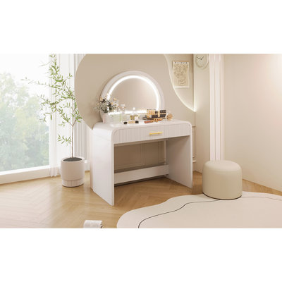 Meuble-lavabo blanc de 39 po avec miroir et tiroir pour la chambre à coucher. Bords et esthétique incurvés. Produits de beauté avec beaucoup de rangement. Matériau confortable. Installation facile et rapide