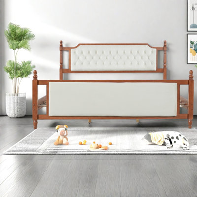 Très grand lit robuste, structure en bois touffeté en velours, chambre de ferme moderne