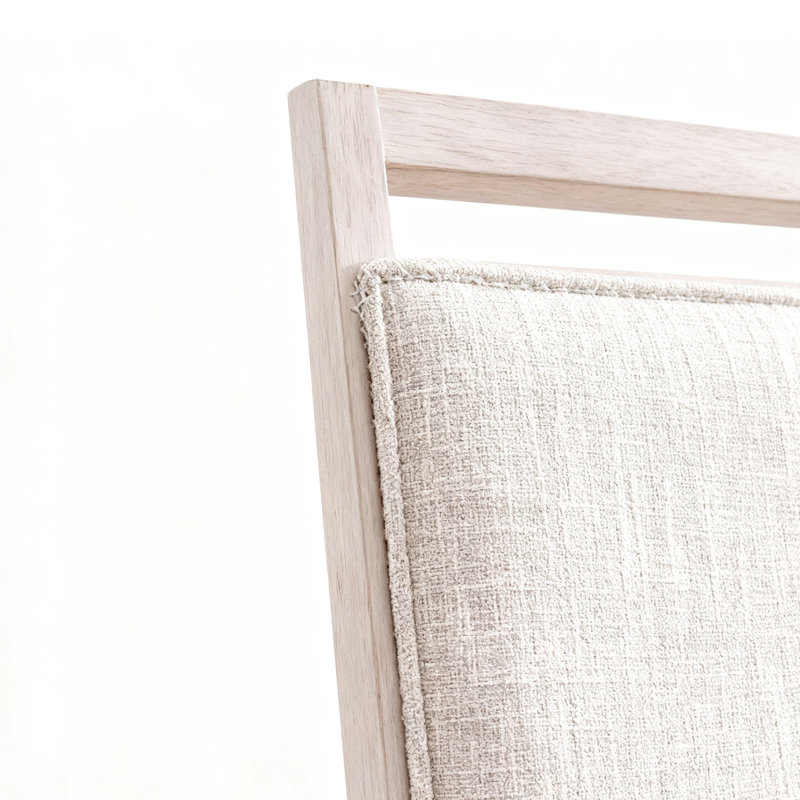 Chaise rembourrée avec accoudoirs de salle à manger avec finition en bois clair